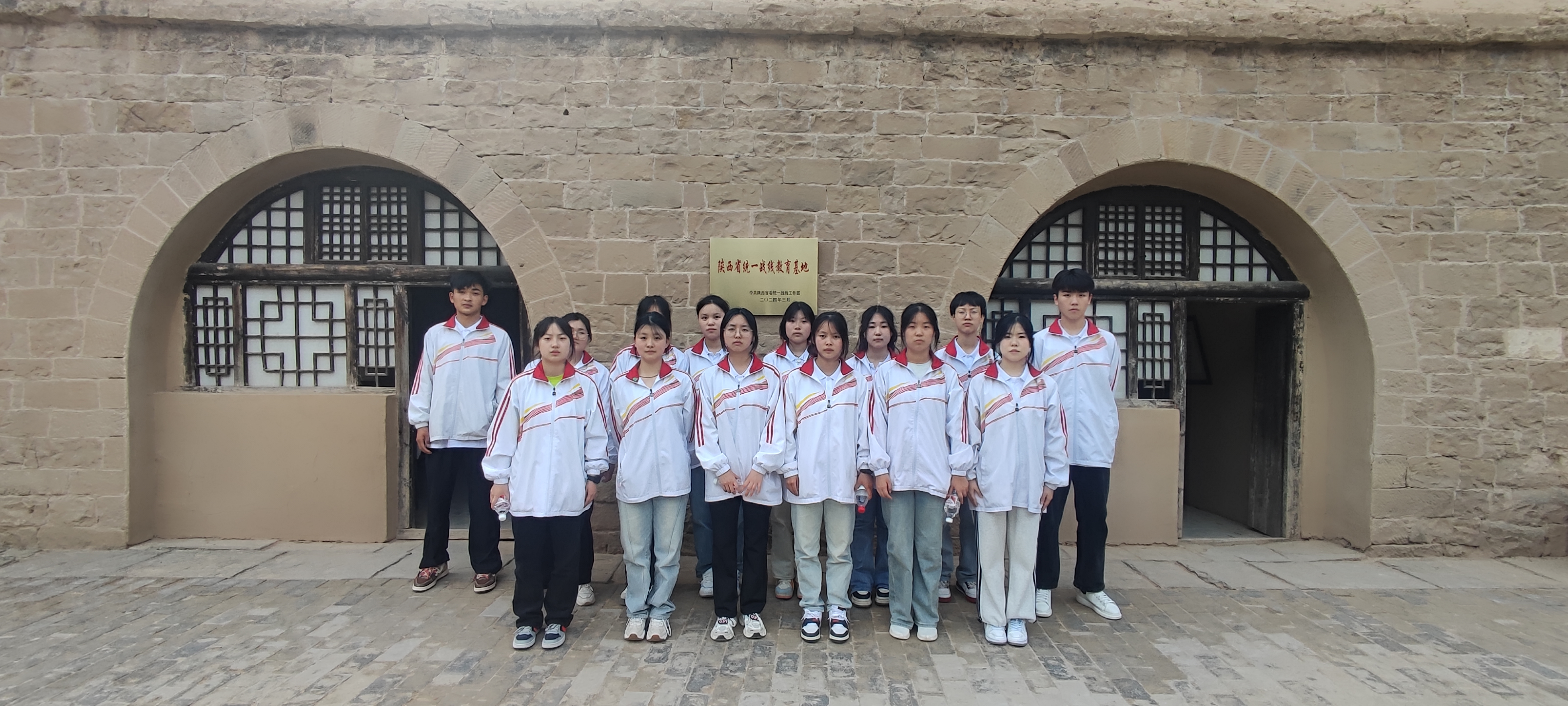 西安市卫生学校师生前往枣园革命旧址和杨家岭革命旧址开展“国家安全”主题团日活动(图4)